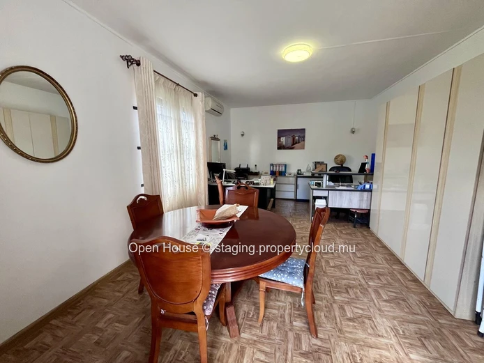 MAURITIAN VILLA in Grand Baie, 300m² living space, 353m² land, 3 bedrooms, office, garden, parking, close to schools,...