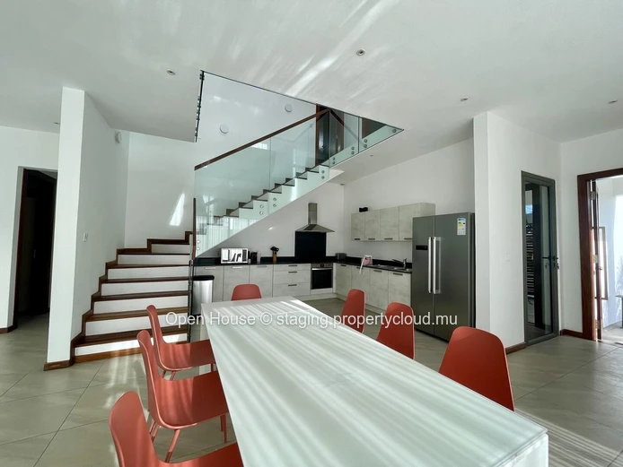 VILLA PDS à louer, Grand Baie, 350m², 4 chambres, piscine privée, proche de toutes commodités. Prix Rs 160 000.