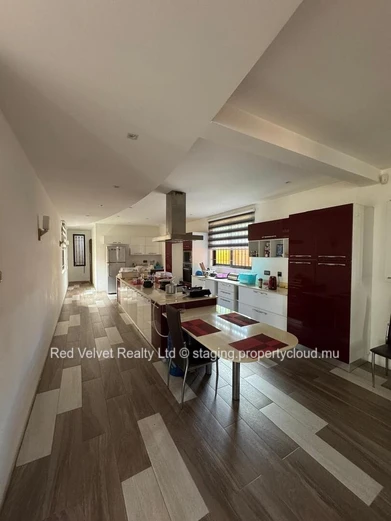FOR SALE: Spacious 4-Bedroom House in Vacoas – Rs 25M