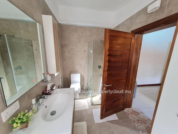 Bright 4-Bedroom Family Home with Garden & Pool