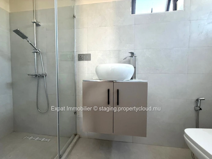 New contemporary villa with terrace, pool, and garden – Close to the beach