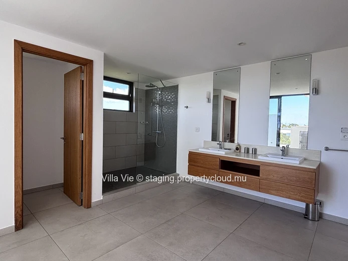 Grand Gaube - Spacious 3-bedroom penthouse with en-suite bathrooms, office, swimming pool, and sea views