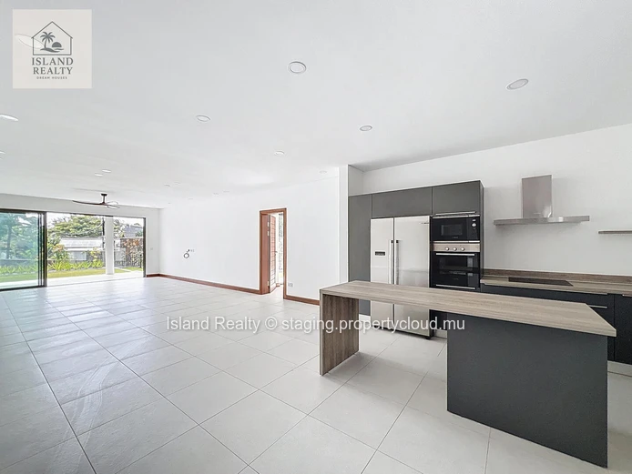 ISLAND REALTY offers you a real gem in Petite Pointe aux Cannoniers: a magnificent 229 m² apartment located just a 2-...