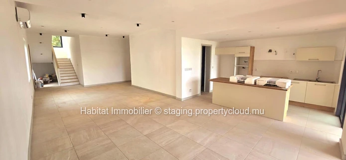 Cette somptueuse villa pieds dans l'eau non-meublée de 300 m² nichée au sein d'une résidence intimiste et sécurisée, ...