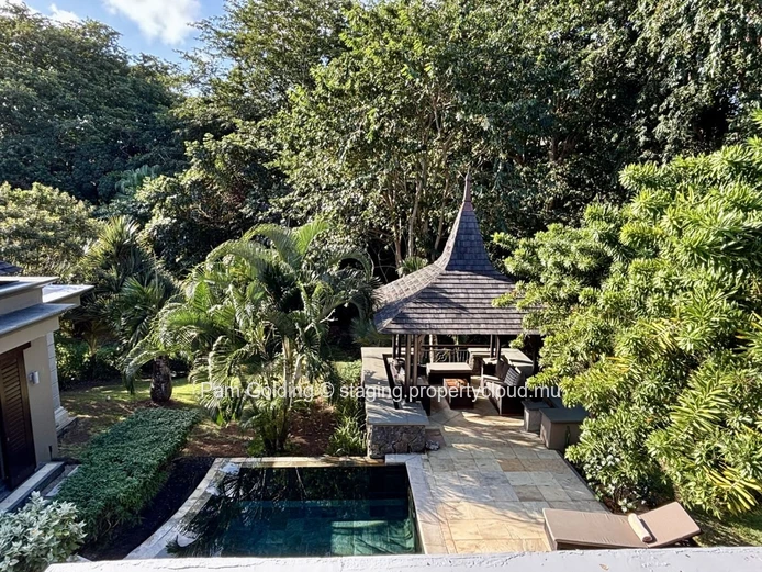 Magnifique maison avec oasis de jardin et piscine.
