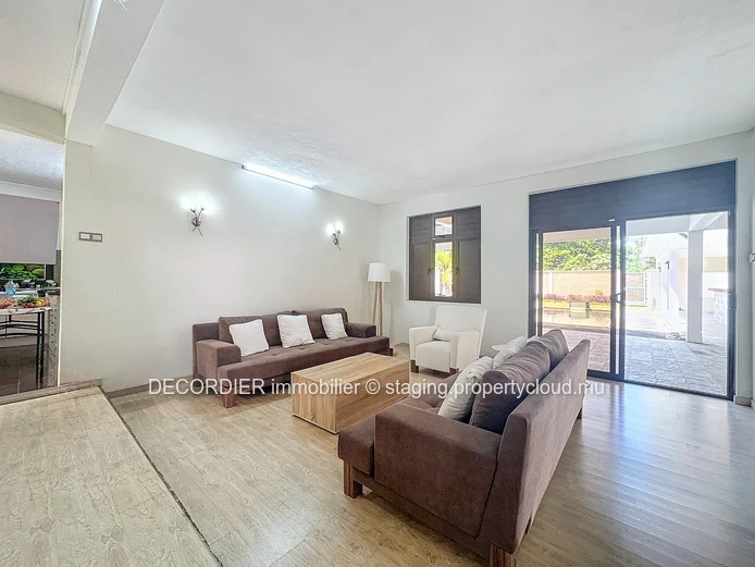 Grande maison individuelle avec piscine et jardin
