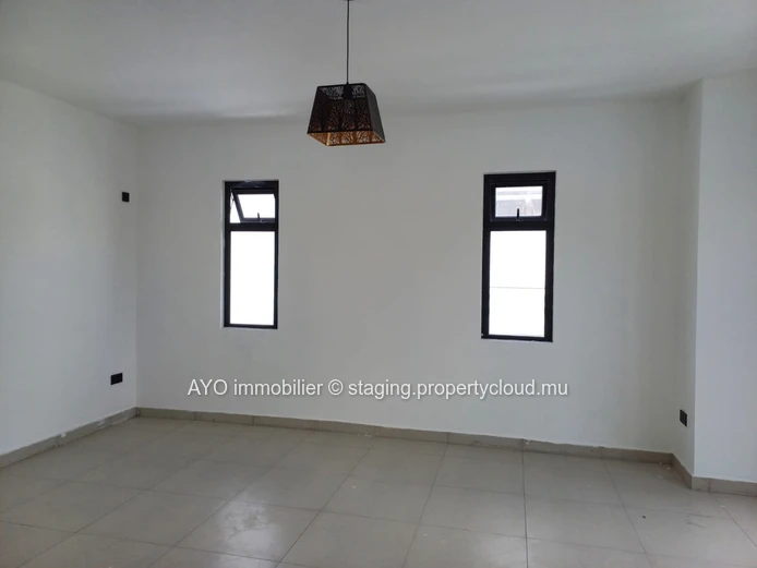 Maison neuve de 3 chambres avec piscine à Vale