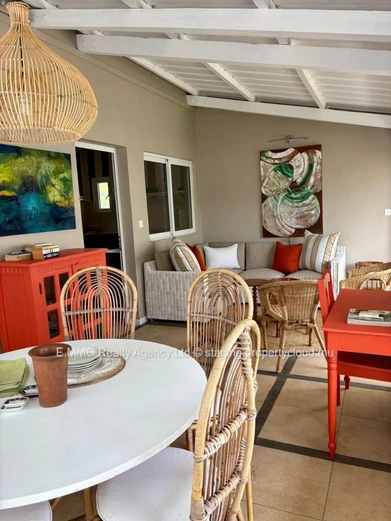 Penthouse meublé à vendre à Bain Boeuf – 2 chambres – À 2 minutes de la plage