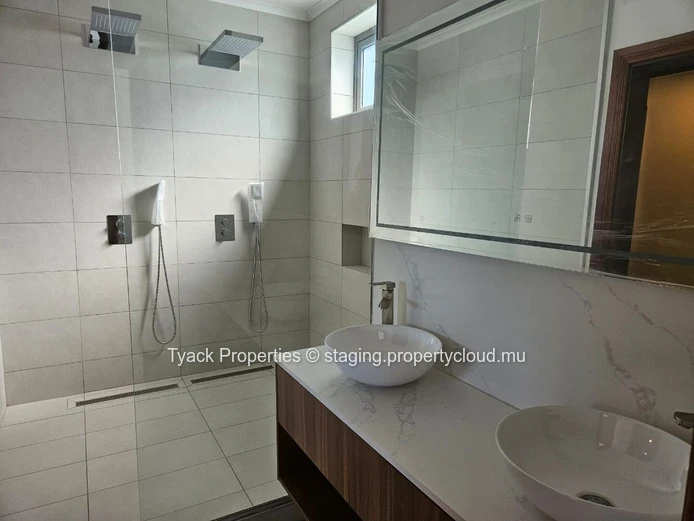Appartement G+2 à Vendre à Pointe Aux Cannoniers – Rez-de-Chaussée Luxueux avec Accès Jardin
