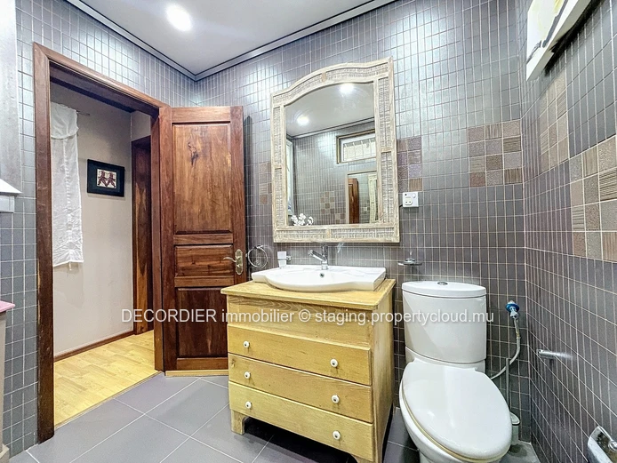 Contemporary house with swimming pool and garden - Accessible to foreigners