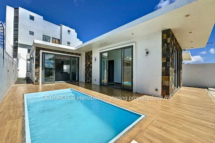 Maison neuve de plain-pied avec piscine et jardin
