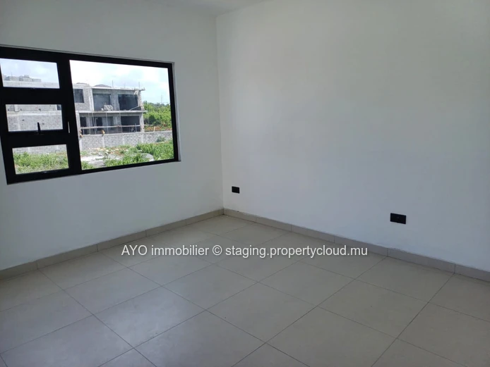 Maison neuve de 3 chambres avec piscine à Vale