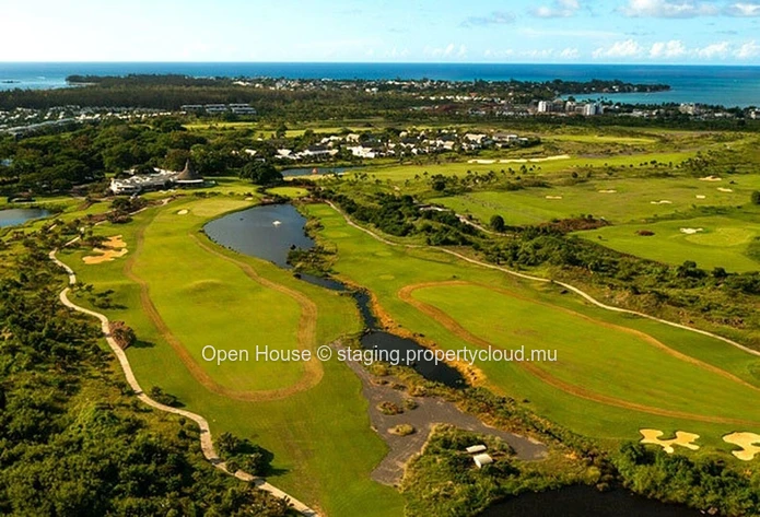 Terrain résidentiel au coeur du Golf de Mon Choisy. 1036m2, vue dégagée sur coin de mire, accès Golf.