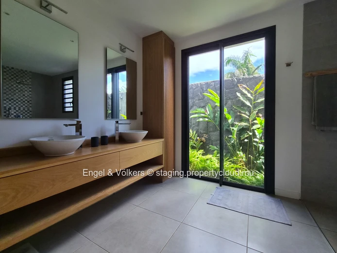 Stylish West Coast Villa Close to Beaches & Amenities