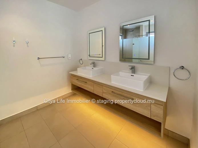 Appartement PDS à vendre à Grand Gaube, 185m², 3 chambres, piscine commune, proche écoles et magasins, meublé, climat...