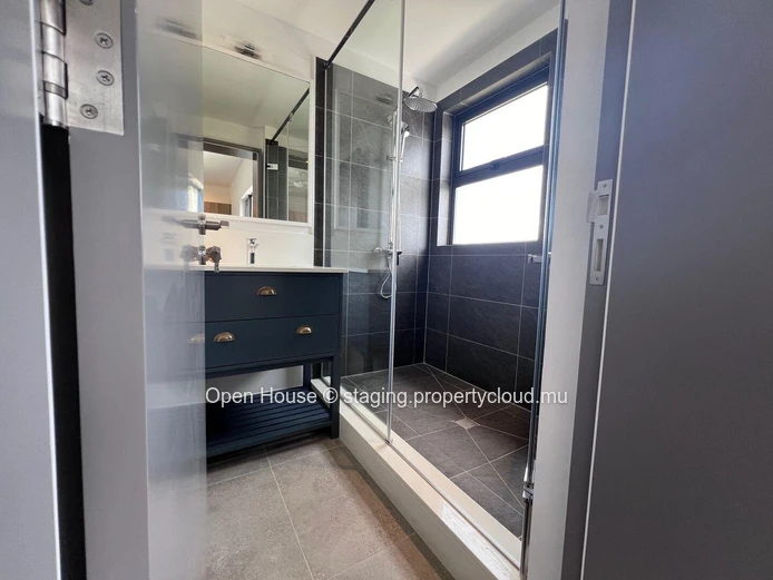 Luxurious penthouse, 3/4 bedrooms, private and communal pool, boat parking and launching ramp. Sea and island views.