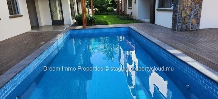 Baisse De Prix ! Appartement Meuble Situe Au 1Er Etage - Plage A Pieds A Pereybere - Ile Maurice.