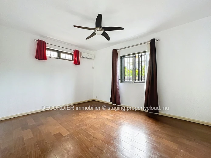 Unique opportunity: house with apartments, studio and sea view!