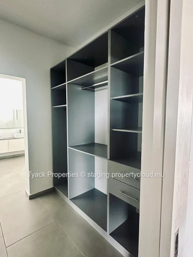 Modern Penthouse with Rooftop Terrace and Pool – Pereybere