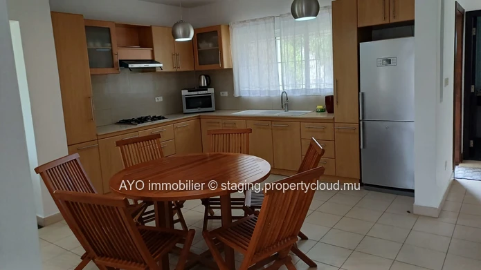 A vendre - Ensemble residentiel securisé- Townhouse/Duplex semi meublée - proche centre Grand Baie (Mandat exclusif)