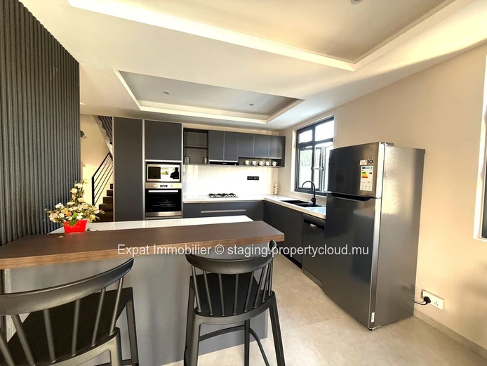 New contemporary villa with terrace, pool, and garden – Close to the beach