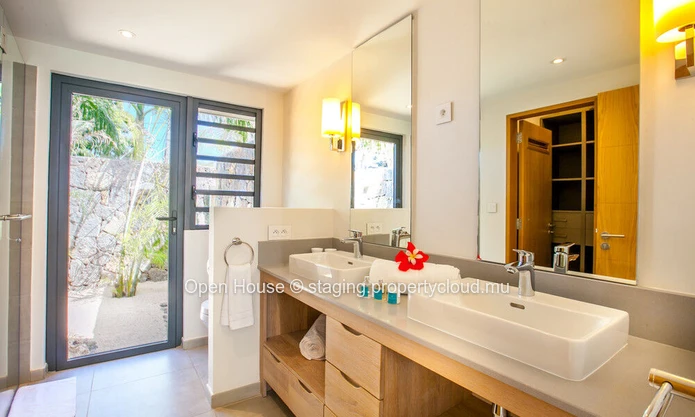 PDS villa for sale in Rivière Noire - Black River, 224m², land of 372m², 3 bedrooms, private pool, Prestige, €.