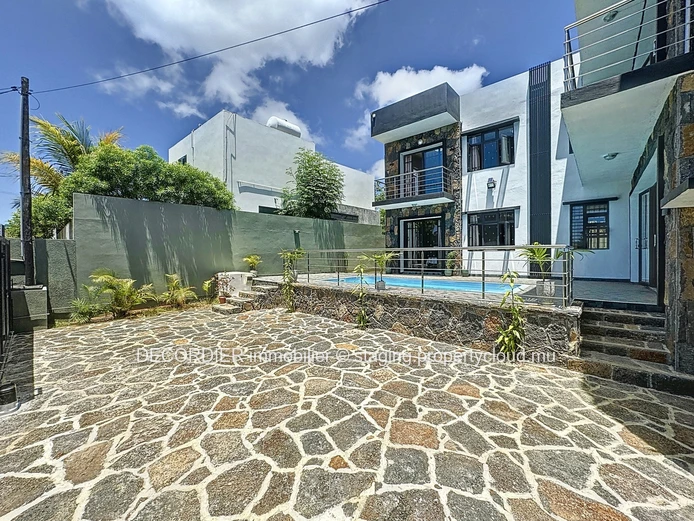 Apartment with shared swimming pool