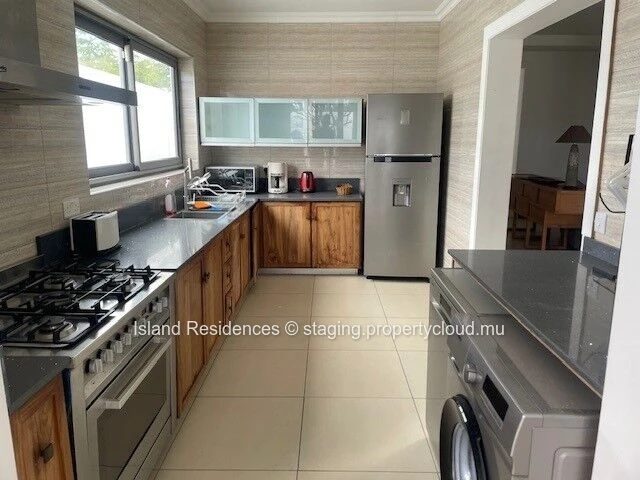 single storey house with 3 bedrooms, pool and parking in a secured residence