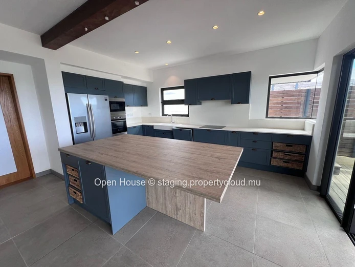 Luxurious penthouse, 3/4 bedrooms, private and communal pool, boat parking and launching ramp. Sea and island views.
