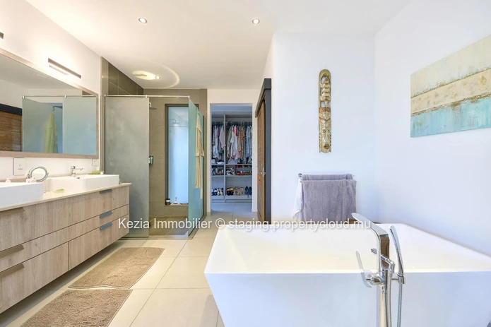 Intimate Contemporary Villa