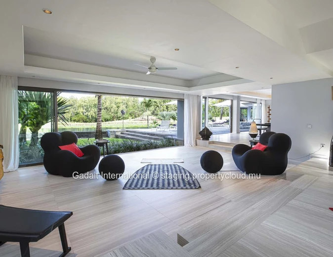 Invest in this superb luxury villa with golf and sea views in eastern Mauritius