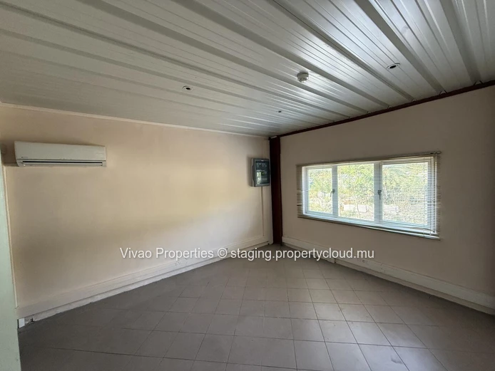 Industrial warehouse for sale in Pailles, area of 1580m² on a plot of 2533m² with the option of additional developmen...