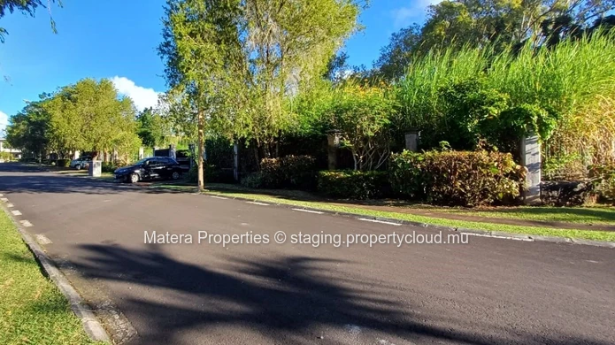À vendre - Terrain résidentiel de 1 082 m² dans la communauté fermée d'Emerald Park à Trianon au prix de0 MUR