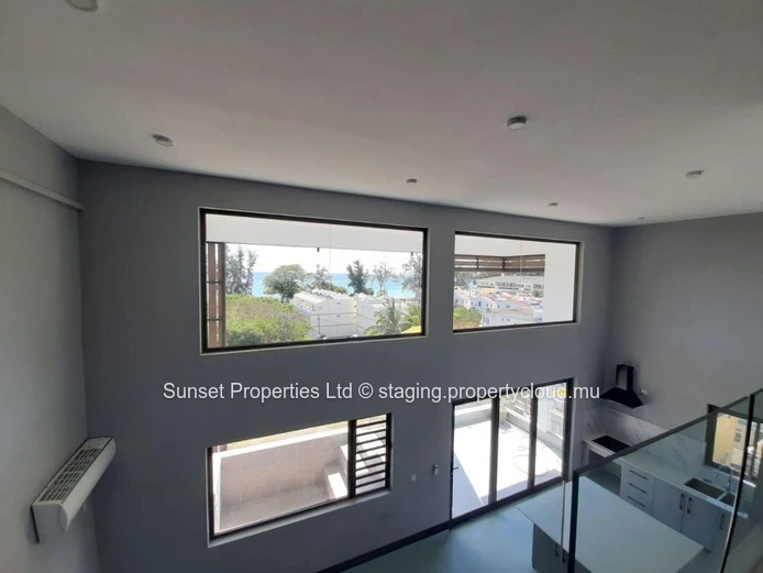 Penthouse with breathtaking views of the lagoon. Located only 100m from the beach