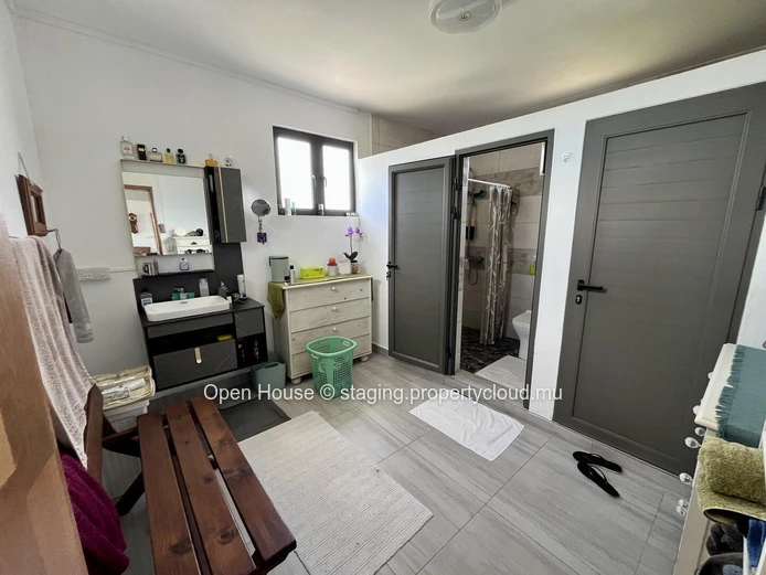 MAURITIAN VILLA in Grand Baie, 300m² living space, 353m² land, 3 bedrooms, office, garden, parking, close to schools,...