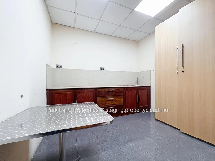 Bureau moderne à Ebene : Confort, accessibilité et efficacité réunis