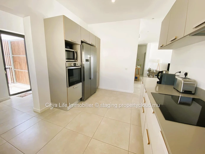 Luxurious Penthouse with Stunning Views in Poste Lafayette - 226m² Living Space, Communal Pool - Rs