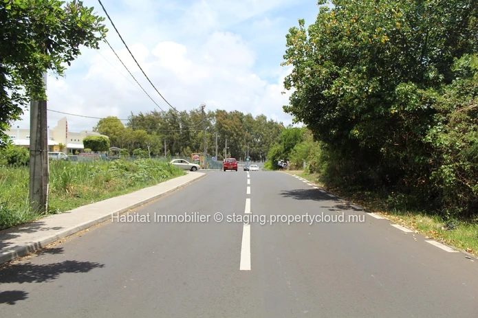 A VENDRE - Terrain commercial en toute propriété de 466 toises, avec accés sur 3 chemins à Mahébourg. 