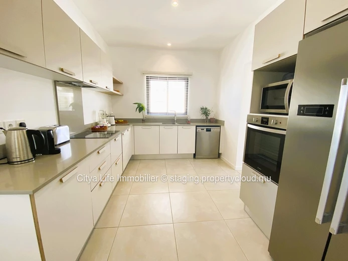 Luxurious Penthouse with Stunning Views in Poste Lafayette - 226m² Living Space, Communal Pool - Rs