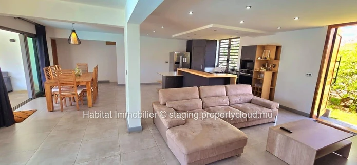 Découvrez cette charmante maison familiale meublée et équipée de 310 m² sur un terrain de 222 toises, idéalement situ...