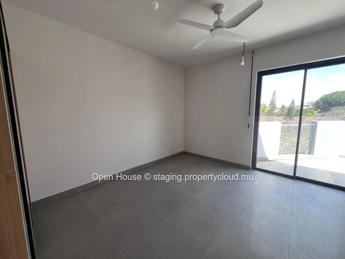 Luxurious penthouse with 3 bedrooms including a master suite, 2 bathrooms, and a swimming pool, located just 300 mete... (Sole Mandate)