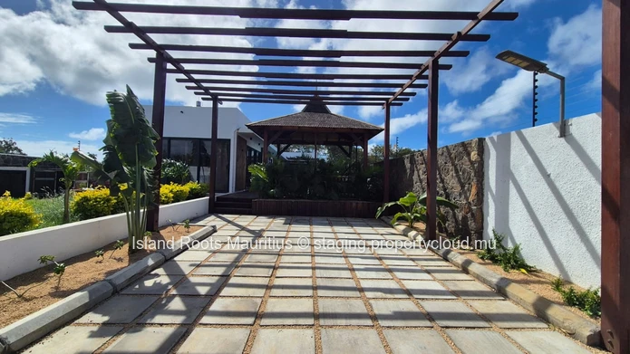 Grande Baie Chemin Vingt Pieds: 3-Bedroom House for Sale - Ideal for Families!