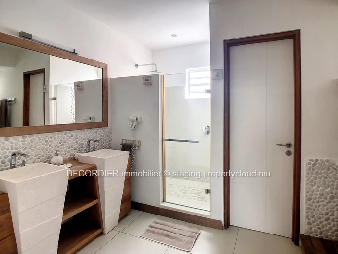 Ground floor apartment in front of the sea