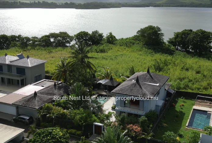 Luxury 6-bed beachfront villa