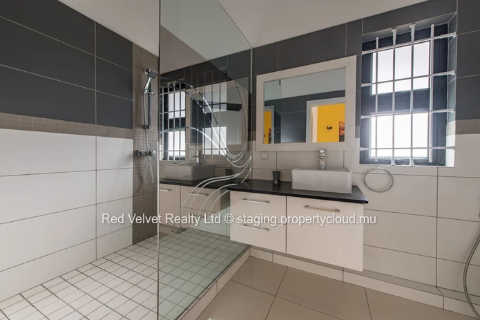  Luxurious Beachfront Apartment For Rent in Flic en Flac 