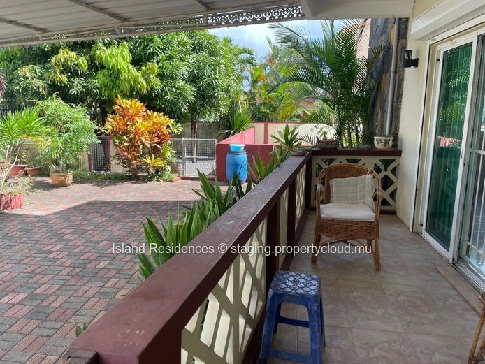 Spacious family home with 5 bedrooms, pool and covered parking