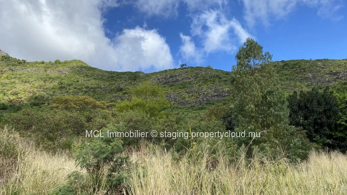 Terrain résidentiel de 7,851m2 à Pailles