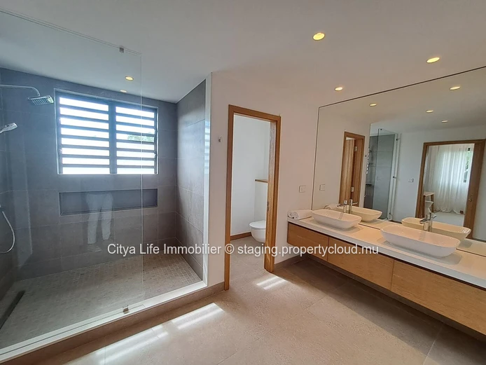 Villa IRS à vendre à Beau Champ, 492m² habitables sur 2.252m² de terrain, 4 chambres, piscine privée, proche des comm...