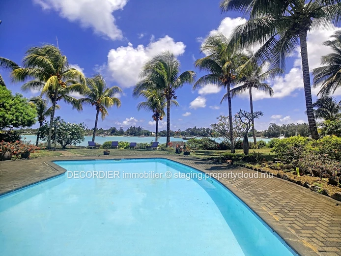 Ground floor apartment located in a waterfront residence