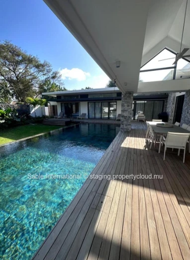Villa à vendre Pereybere, 438m², 4 chambres, piscine privée, proche commodités. Climatisée, garage.